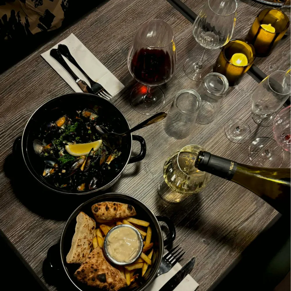 Dukat bord hos Bon Jotti med musslor, bröd och vin i levande ljus